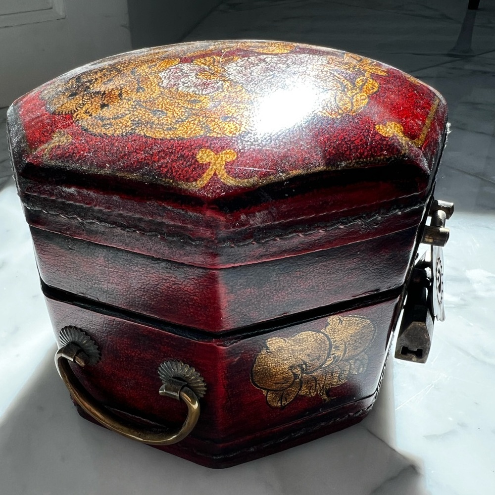 Vintage Chinese Octagonal Red Box with Peacock Depicted on Top - Picture 7 of 16